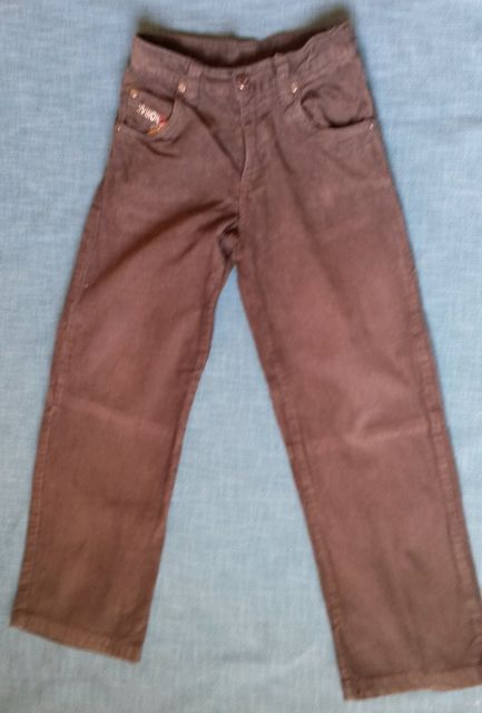 Žametne hlače,vel. 134-1 Eur ali skupaj z majčko in še enimi hlačami za 3 Eu-PRODANOr