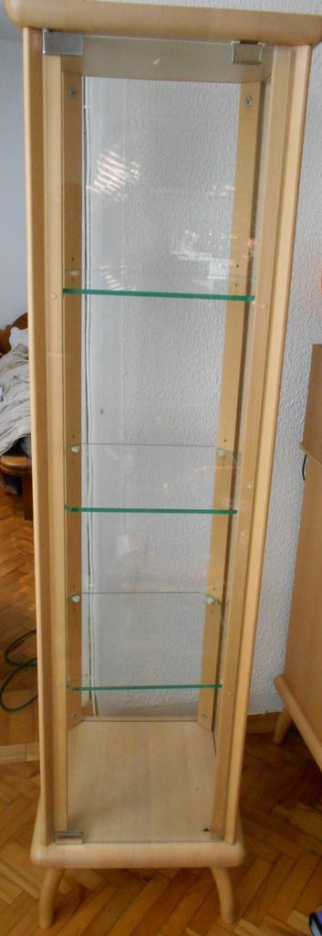 Steklena vitrina, masivna- 100 Eur