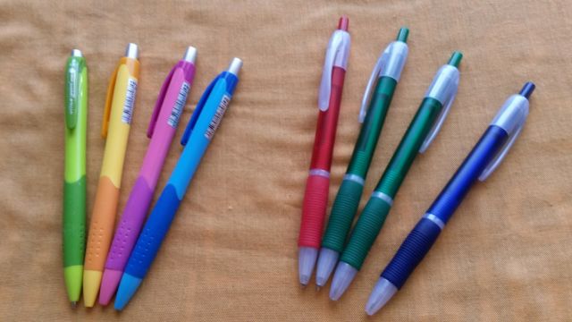 Kemični svinčniki,14 kosov-3 Eur, zraven še dvoje mini barvice in peresnica 