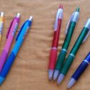 Kemični svinčniki,14 kosov-3 Eur, zraven še dvoje mini barvice in peresnica 