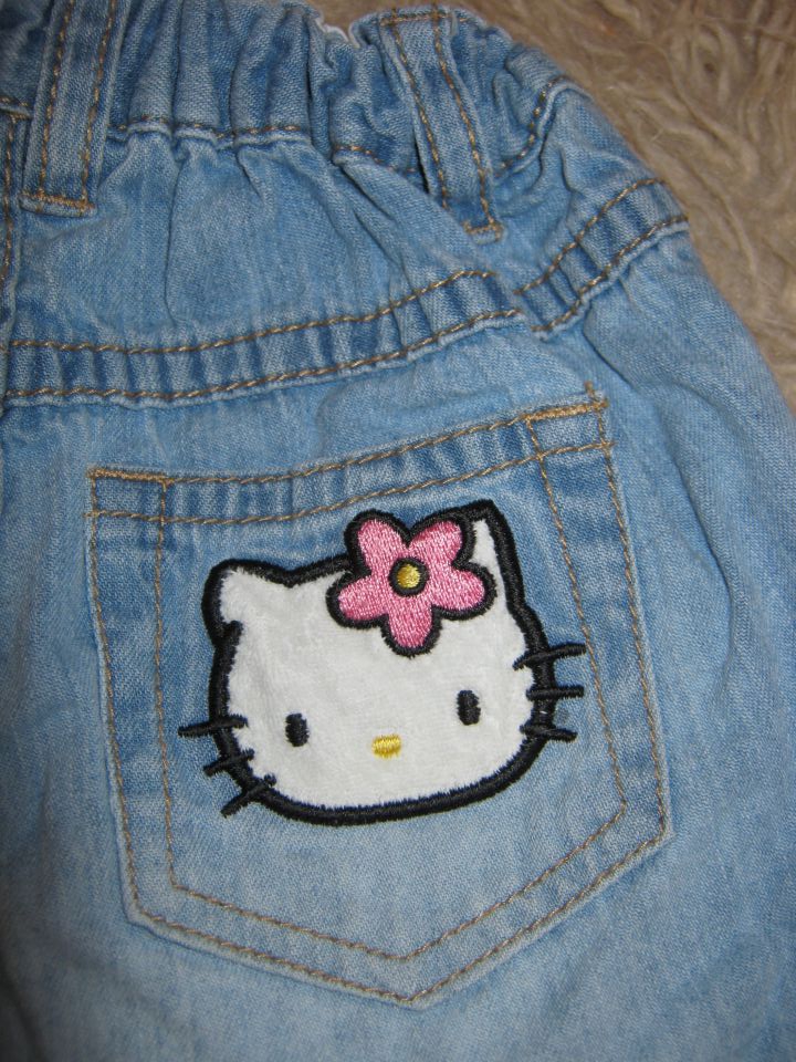 Jeans hlače H&M Hello Kitty - aplikacija na žepu zadaj