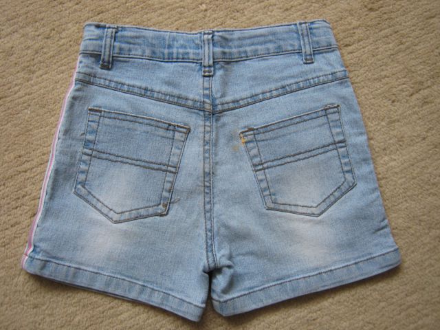 Jeans kratke hlače, velikost: 6, zadnja stran (na desnem žepu je majhen madež)