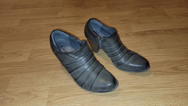 Ženska obutev 39-40 - Par 5 in 10 eur - foto