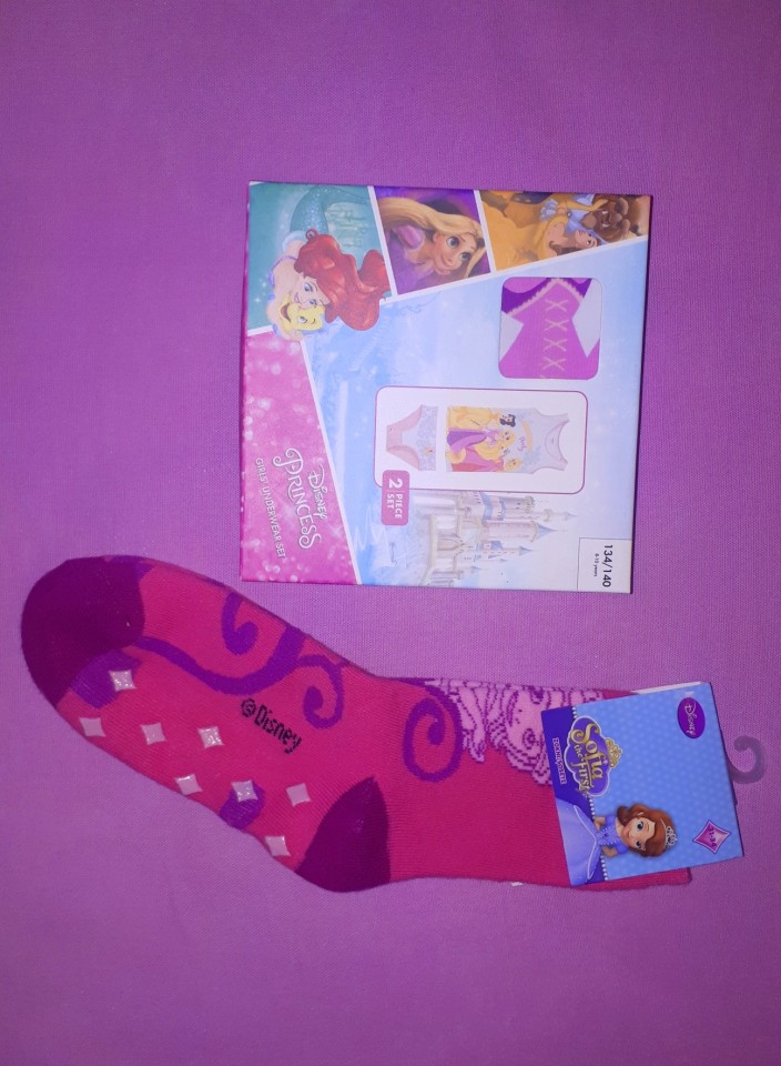 Komplet Disney nov: sp.majčka in hlačke št.134, nogavičke 31-34 =10eur
