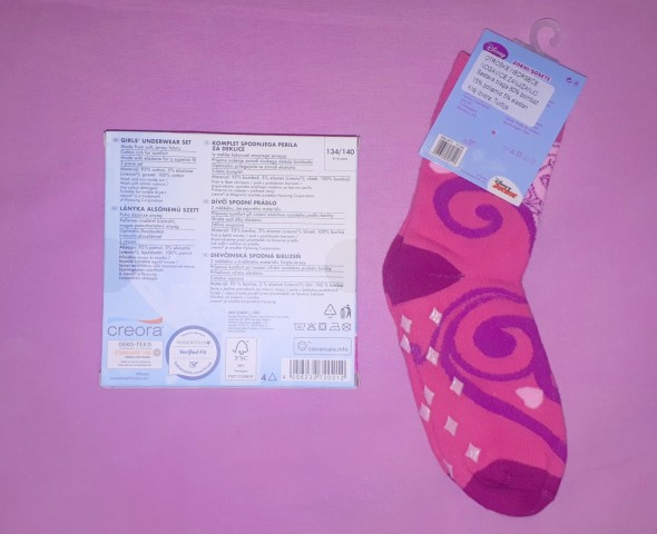 Komplet Disney nov: sp.majčka in hlačke št.134, nogavičke 31-34 =10eur