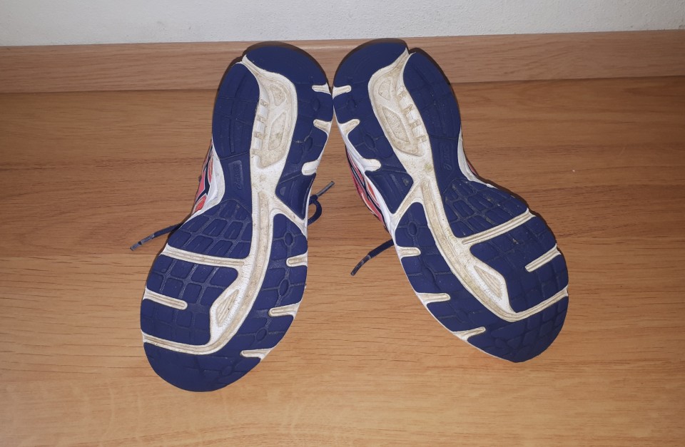 superge asics št. 33 = 10eur