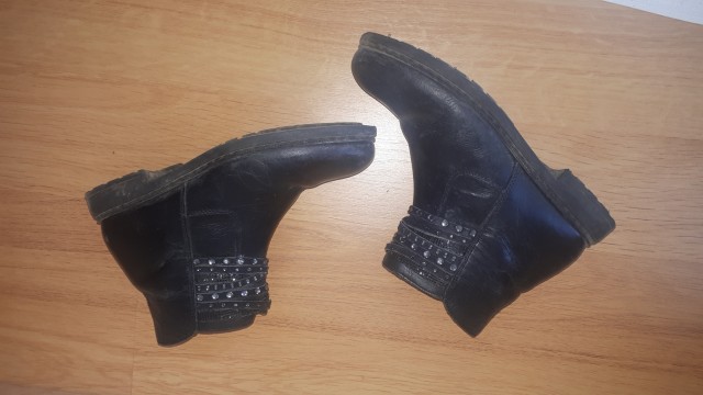 Gležnarji usnjeni čevlji deklica črni št.33 = 10 eur