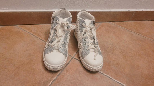 Mass dekliške belo srebrne teniske čevlji št.35 = 10eur