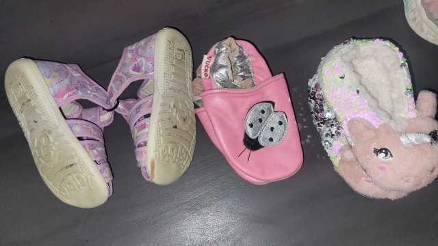 Obutev deklica št. 23, komplet 6 parov = 9 eur