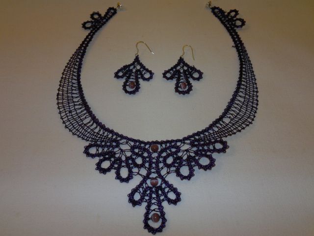 Vijolična ogrlica z uhani