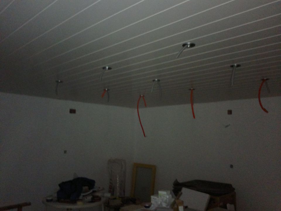 strop v glavnem prostoru - dnevna soba