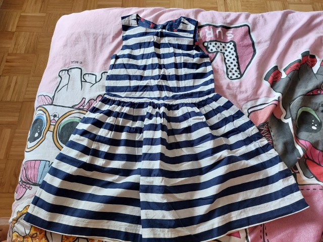 Obleka 134 obojestranska 8€+ptt