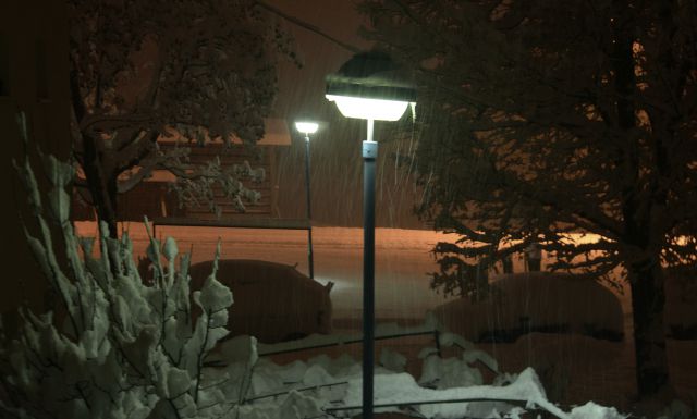 Nočni in jutranji pogled na prvi sneg - foto