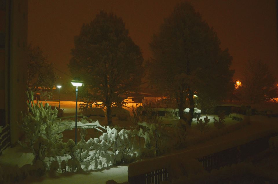 Nočni in jutranji pogled na prvi sneg - foto povečava