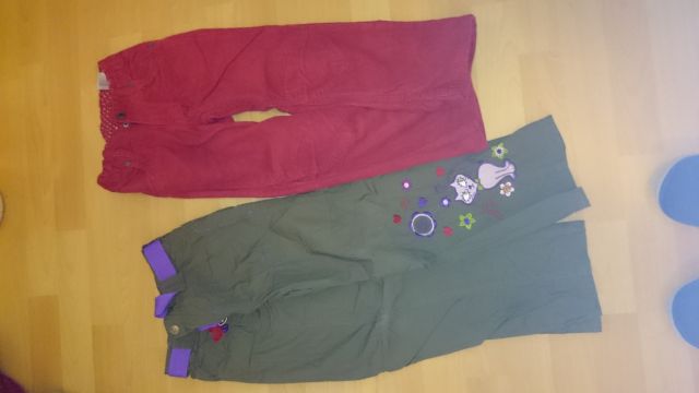 Žametne rdeče hlače in podložene zelene hlače