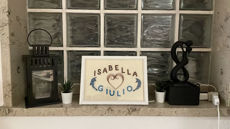 Ime, dva delfinčka in srce