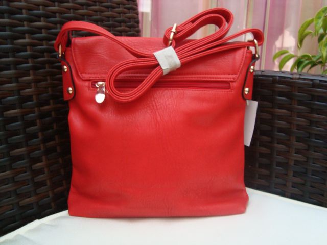 Nova rdeča torbica z etiketo - foto