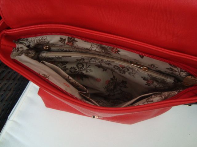 Nova rdeča torbica z etiketo - foto povečava