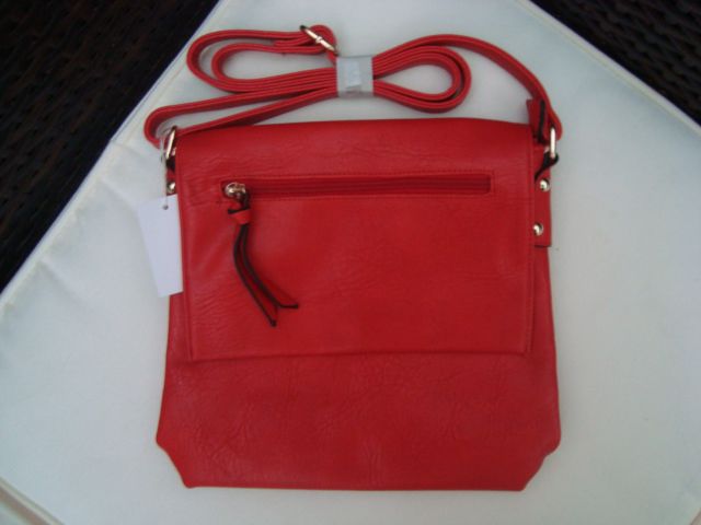 Nova rdeča torbica z etiketo - foto