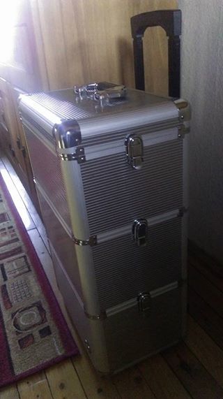 Kozmetični kovček s komplet vsebino za izdelavo nohtov