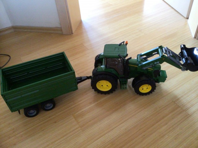 Veliki traktor John Deere s prikolico, 18€