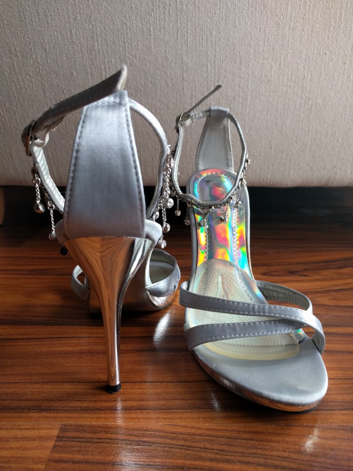Srebrni elegantni čevlji s peto (št. 37) 20€ - foto povečava