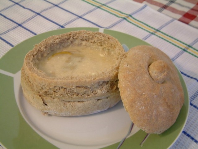 Krušna skodelica, izdolbena in v njej gobova juha