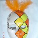 karo maska ( oranžna ) okrašena s perjem 
