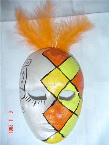 karo maska ( oranžna ) okrašena s perjem 