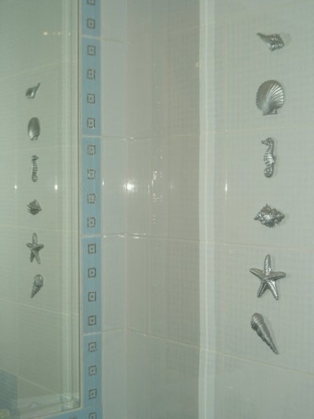 Vlitki iz keramase na steni v kopalnici (pa še odsev v ogledalu)
