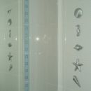 vlitki iz keramase na steni v kopalnici (pa še odsev v ogledalu)