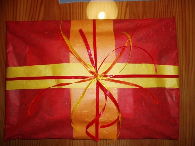zavito darilo (rižev papir, svileni trakovi)