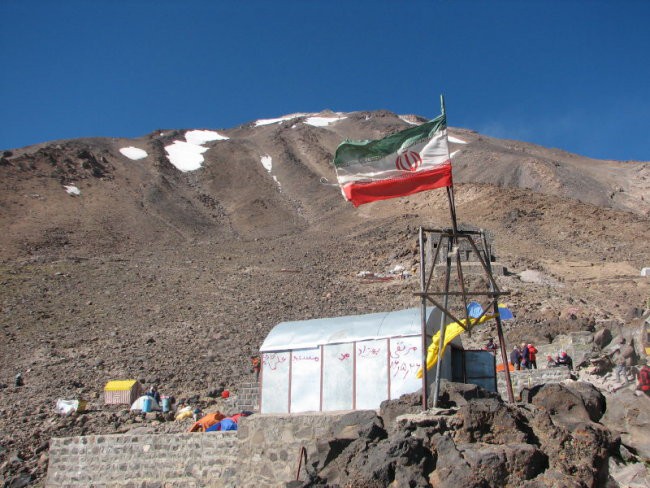 nad taborom se je dvigoval vrh, ki je izgledal že nekoliko bliže. Višina 4200m.