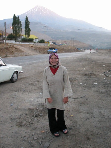 Nasmejana Tina na bencinski črpalki na poti iz Teherana proti Damavandu