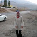 Nasmejana Tina na bencinski črpalki na poti iz Teherana proti Damavandu