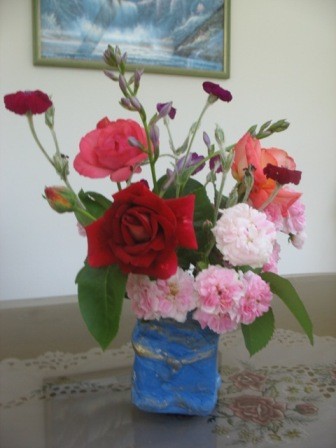 Vazica je od Mateje za Gito, rožice so pa iz Gitinega vrta .