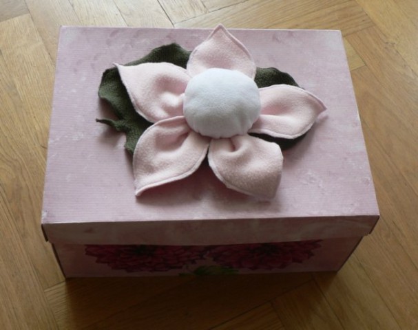 V tej prekrasni škatli so bila spravljena darilca. Naredila jo je Nelya.