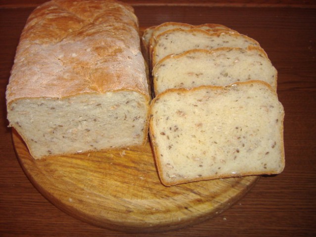 Bel kruh z modela z dodatki semen
