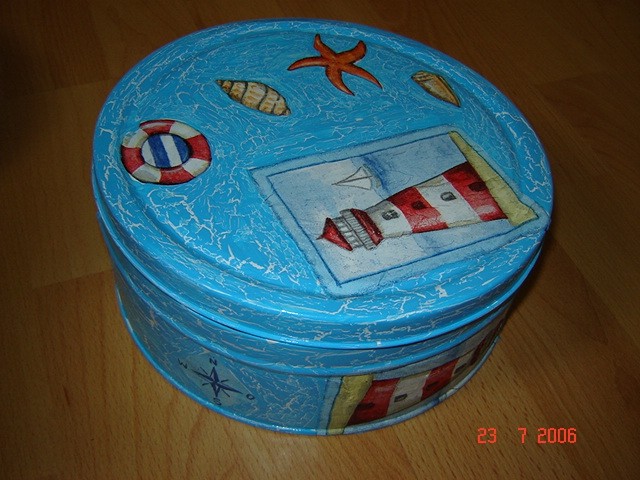 škatla z morskim motivom