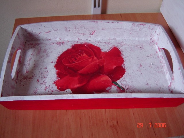 Pladenj št.3, najprej servetek, rdeča akrilna lak za razpoke, bela barva nanešena z gobico