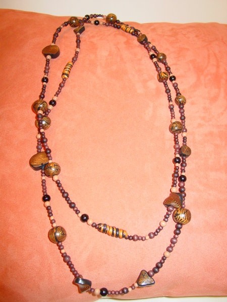 črno-zlata fimo v kombinaciji z lesenimi perlami