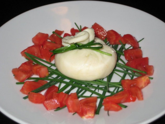 Mozzarelin mošnjiček s česnovo omako (racman 10042)