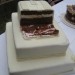 razrezana zgornja torta (z belo in črno čokolado)