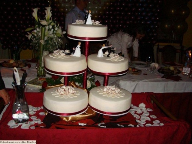 Poročna torta (slikala Pitončica)