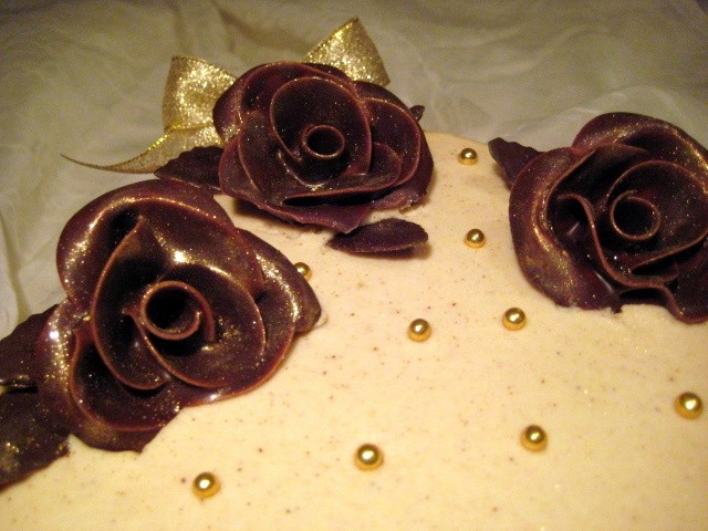 Vrtnice oblite s čokolado in posute z zlatim prahom