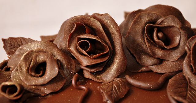 Vrtnice so iz čokoladne mase za oblikovanje posute z (jedilnim) zlatim prahom