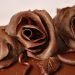 Vrtnice so iz čokoladne mase za oblikovanje posute z (jedilnim) zlatim prahom