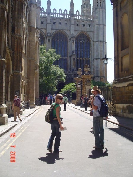 Eva in Dan pred katedralo v Cambridge-u :)