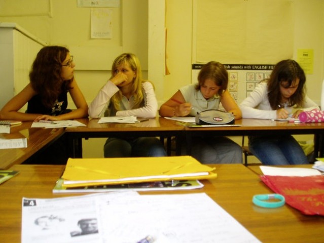 Končno naša učilnica..slovenci(eva, tjaša, nina, anja)-drugi teden pouka