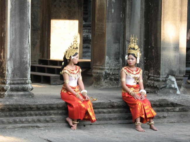 Traditional Cambodian girls